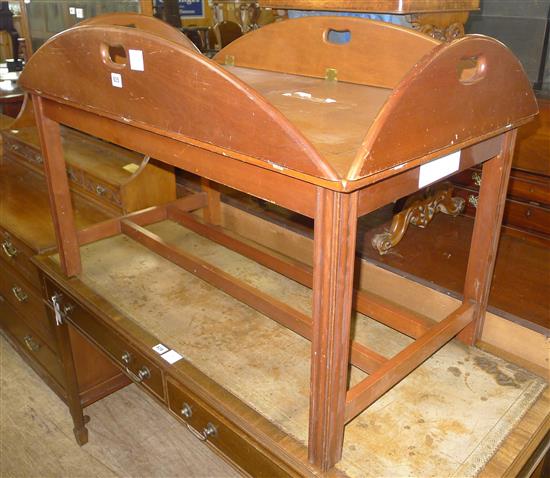 Oval butlers tray on stand(-)